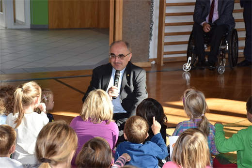 Foto für Bischof Dr. Wilhelm Krautwaschl besucht Kindergarten und Volksschule Ottendorf