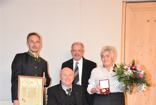Foto für Goldenes Ehrenzeichen der Gemeinde Ottendorf für OSR Maria Schanes