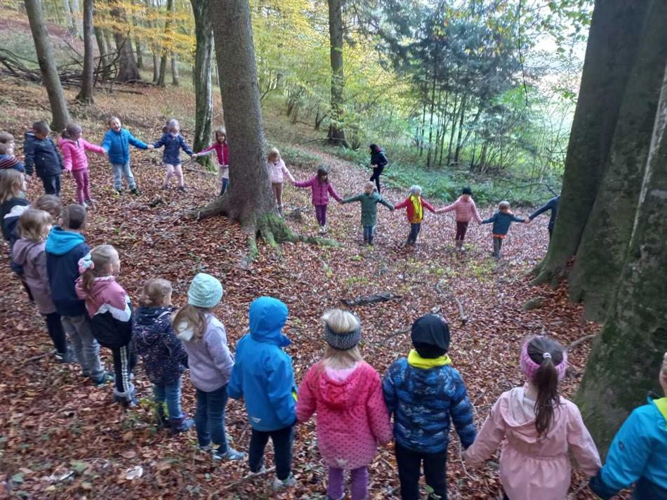 Eine Gruppe von Kindern spielt im Wald