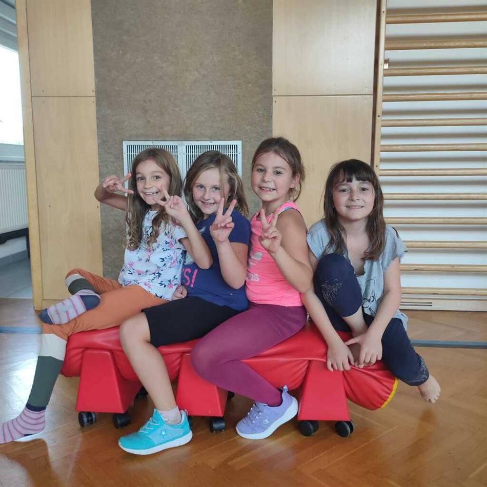 Eine Gruppe Mädchen sitzt auf einer roten Couch