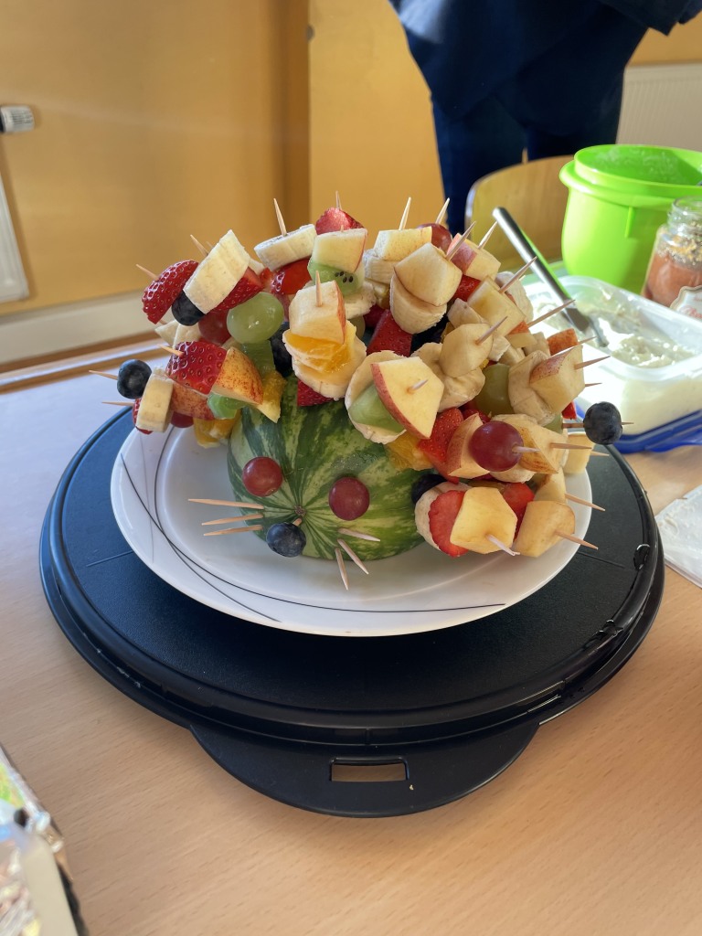 ein Teller mit Obst