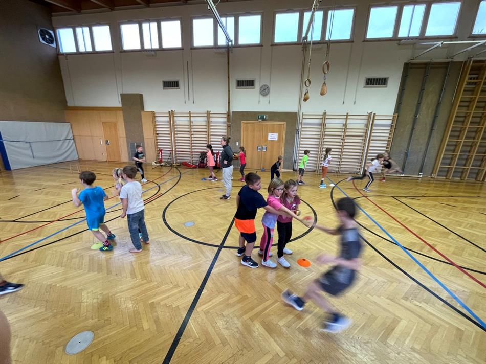 Eine Gruppe von Kindern spielt Basketball