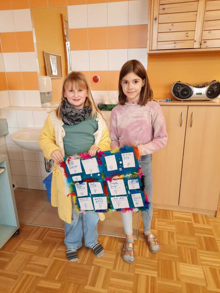 Zwei Mädchen mit Geschenken
