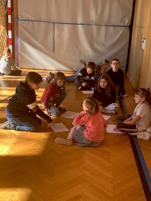 Eine Gruppe von Kindern sitzt auf dem Boden
