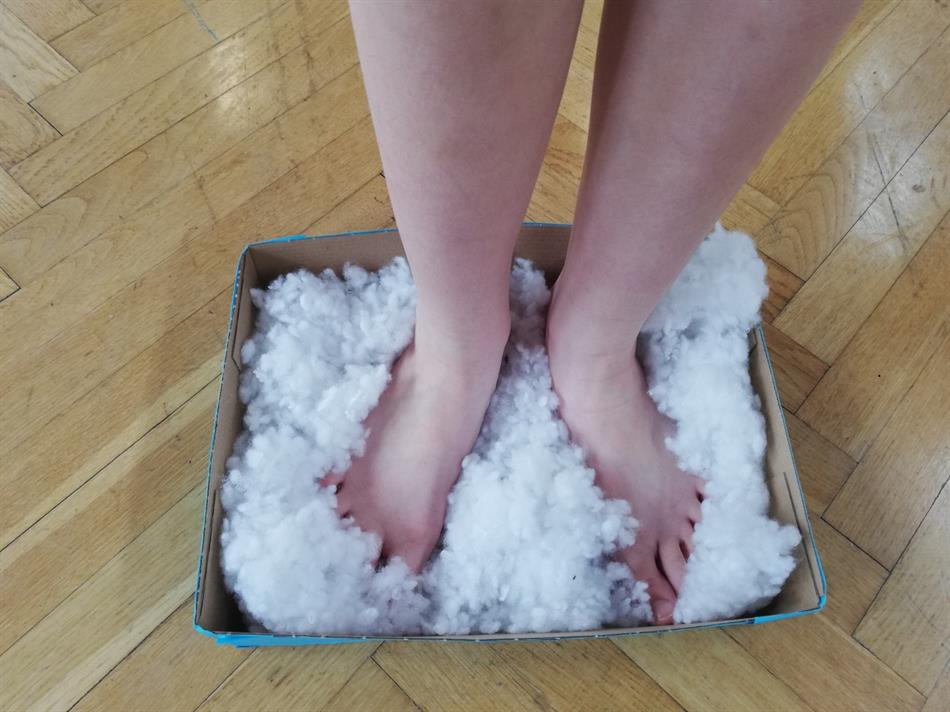 die Füße einer Person in einer Wanne mit Eis