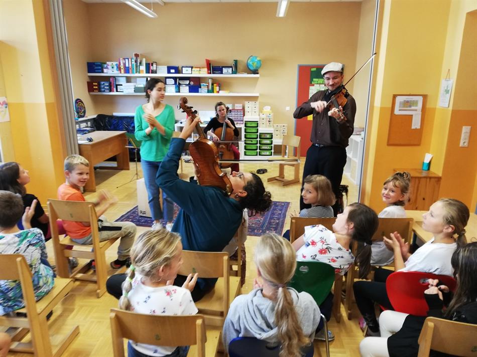 Eine Gruppe von Personen in einem Klassenzimmer