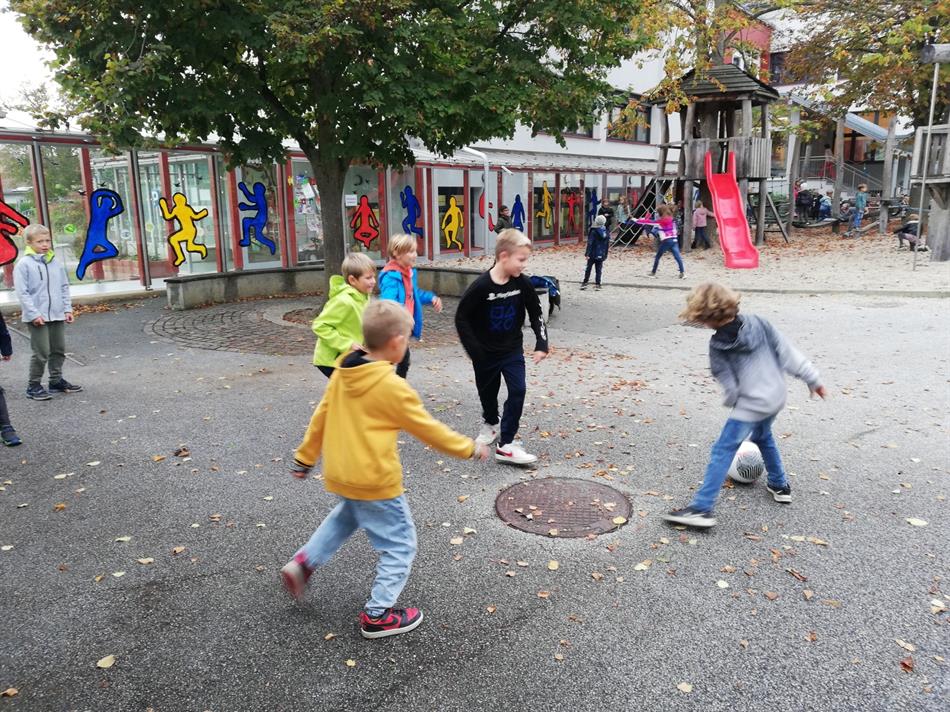 eine Gruppe von Kindern, die auf einer Straße spielen
