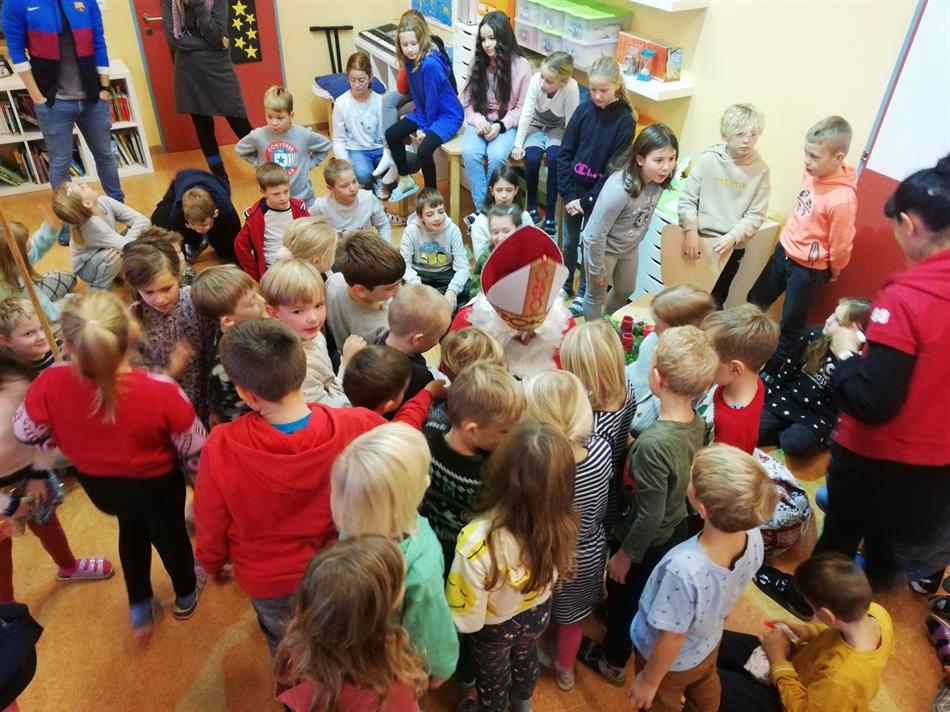 eine Gruppe von Kindern in einem Raum