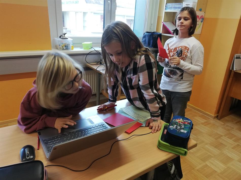 ein paar junge Mädchen, die an einem Computer arbeiten