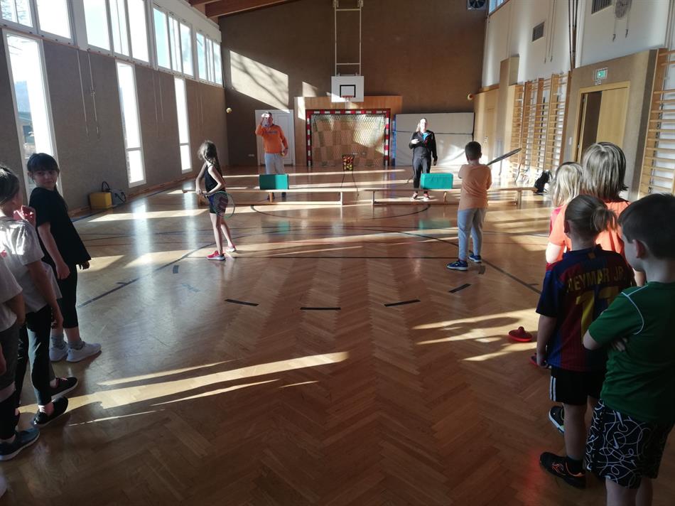 Eine Gruppe von Kindern spielt Basketball
