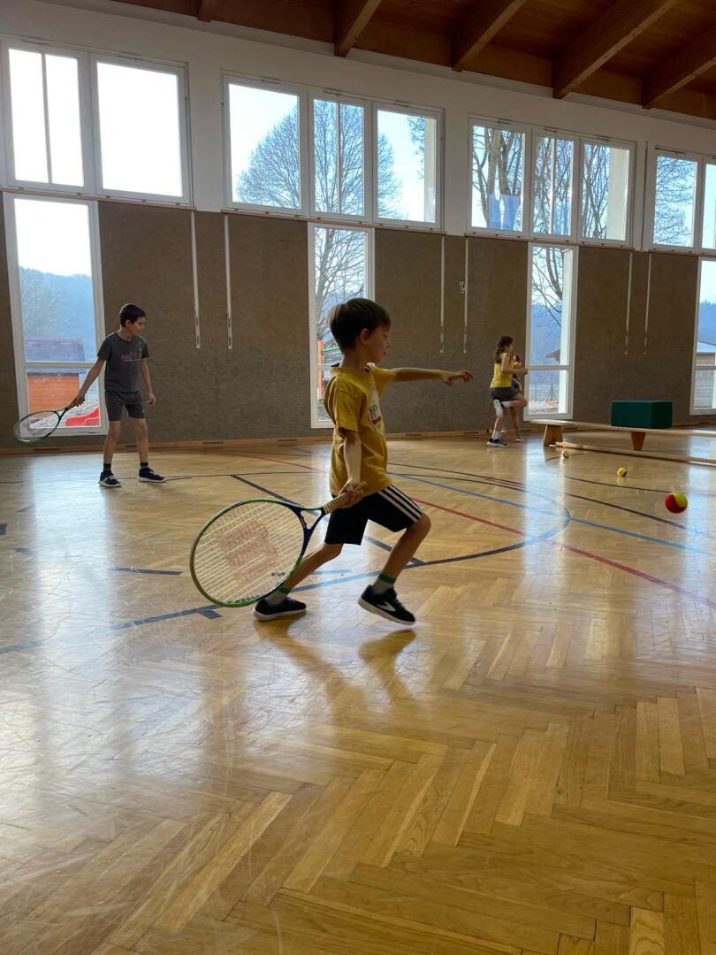 ein Junge spielt Tennis